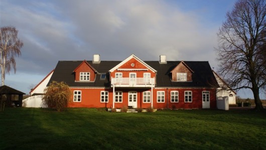 Hus/villa Halvdelen af stort hoved hus på gård i Mårum udlejes