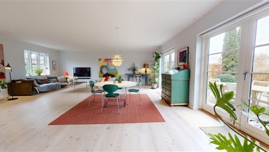 Hus/villa **Charmerende Villa med 4 Soveværelser og Stor Terrasse i Naturskønt Område nær Rungsted Havn**