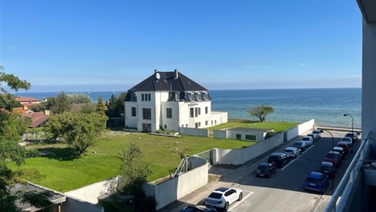 Lejlighed Flot og total istandsat møbleret lejlighed med skøn beliggenhed på Lille Strandvej