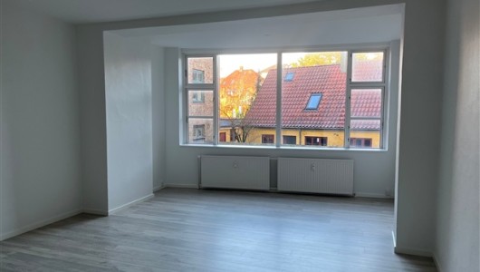 Lejlighed Rummelig 3-værelses lejlighed med central beliggenhed på Nørresundby Torv