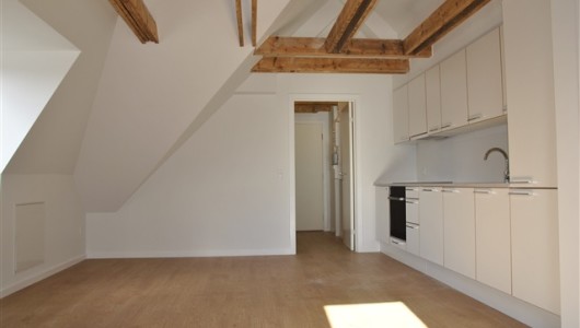 Lejlighed Skøn istandsat 2-værelses lejlighed med charme og synlige bjælker