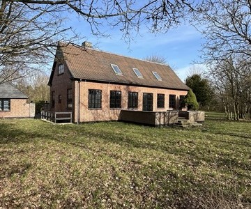 Hus/villa Skønt, renoveret stenhus med masser af plads og naturskøn beliggenhed
