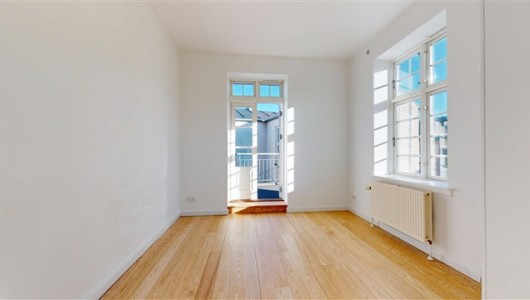 Lejlighed Velkommen til denne lyse og moderne 3-værelses lejlighed tæt på Amager Strand. Lejligheden er stilfuldt indrettet og byder på en rummelig og åben planløsning, hvor stue og køkken er forbundet via ... Lejlighed Velkommen til denne lyse og moderne 3-værelses lejlighed tæt på Amager Strand. Lejligheden er stilfuldt indrettet og byder på en rummelig og åben planløsning, hvor stue og køkken er forbundet via ...