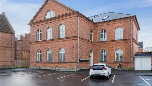 Lejlighed Charmende og centralt beliggende