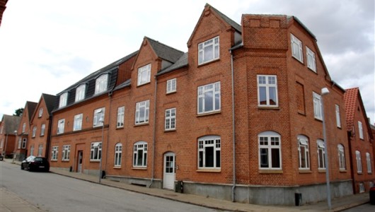 Lejlighed Dejlig 3 værelses lejlighed i stueplan udlejes.