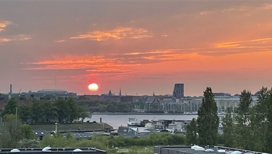 Lejlighed Dejlig 4-værelses med sydvendt altan og udsigt udover København og Øresund