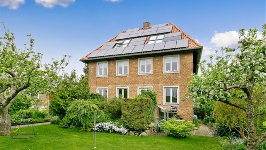 Lejlighed Lys villalejlighed med stor solrig terrasse.