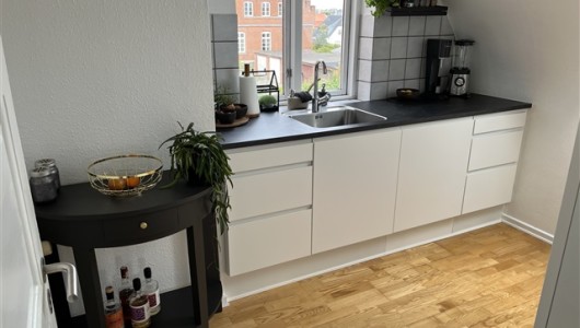 Lejlighed Lækker 1. salslejlighed med spritnyt køkken, dejlig altan og stor hems