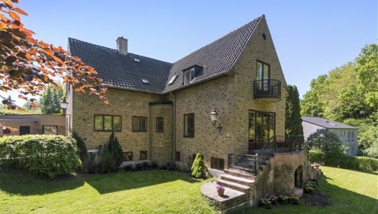 Hus/villa Smuk klassisk villa på lukket vej i naturskønne omgivelser