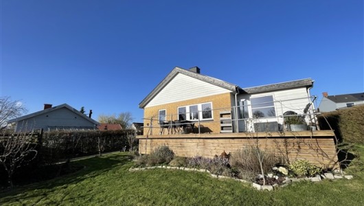 Hus/villa Velholdt villa med brugbar kælder og dejlig have – tæt på både natur og by