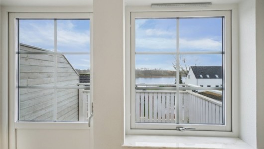 Hus/villa Funktionelt rækkehus i 2 plan med terrasse og balkon