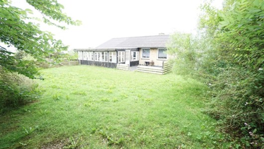 Hus/villa Hyggeligt gulstenshus med carport