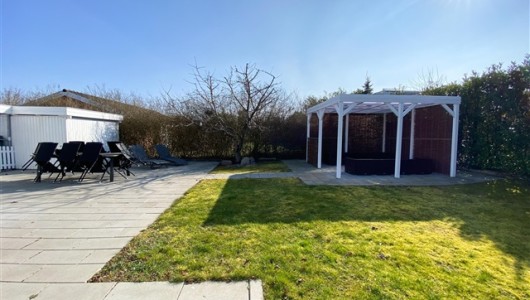 Hus/villa Moderne hus med plads til familien og solrig have – møbleret