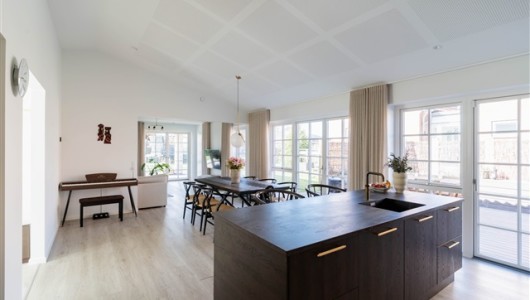 Hus/villa Moderne villa med masser af plads og solrig terrasse