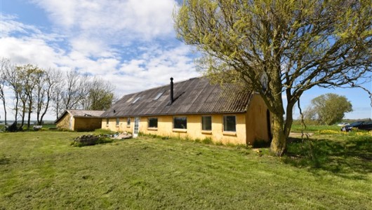 Hus/villa Nedlagt landbrug tæt ved fjorden