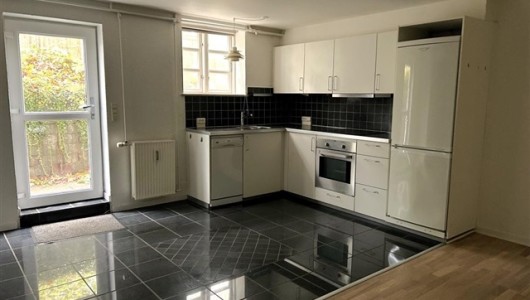 Lejlighed Nyistandsat og moderniseret 2 værelses kælderlejlighed