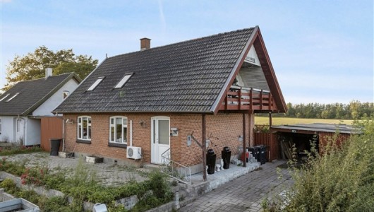 Hus/villa Rødstensvilla med have og garage