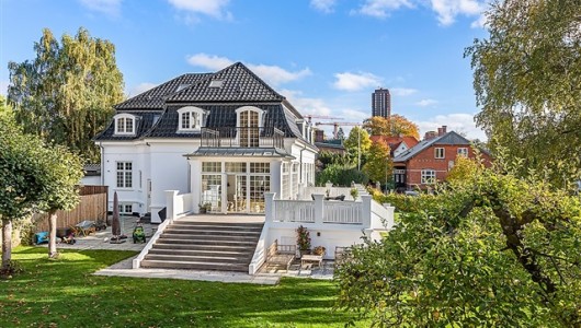 Hus/villa Sjældent udbudt og helt igennem luksuriøs palæ ejendom til leje.