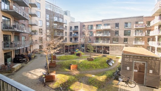 Lejlighed Skøn 4-værelses bolig med 2 altaner med kig til vandet!