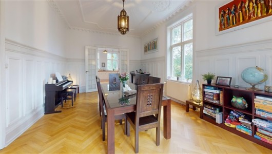 Hus/villa **Stilfuld Klassisk Villa med tårn – Skøn lukket Have og Ideel Beliggenhed tæt på sø**