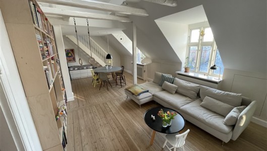 Lejlighed Udsigtslejlighed øverst i ejendommen med fire soveværelser