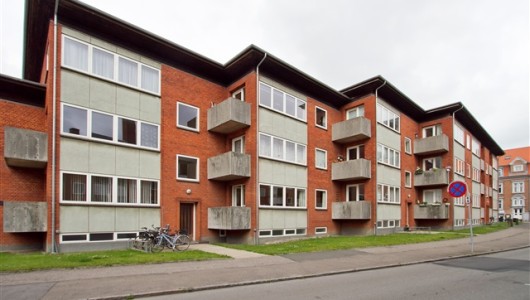 Lejlighed 3 værelses på 82 m2med altan samt nyt bad og køkken Lejlighed 3 værelses på 82 m2med altan samt nyt bad og køkken