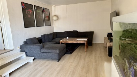 Hus/villa 5 værelses villalejlighed med kælder.