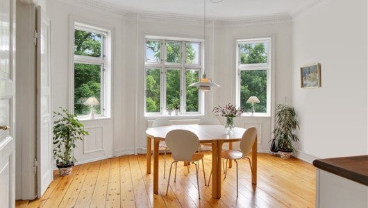 Lejlighed Charmerende indflytningsklar lejlighed til leje i Ordrup, Charlottenlund, perfekt til single eller par: 4 1/2 værelses med vestvendt altan - ledig 1. marts