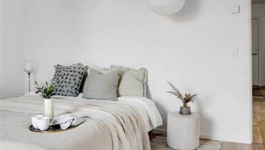 Lejlighed Dejlig stor 2-vær stuelejlighed. Egen terrasse og kæmpe alrum. Alt i hårde hvidevarer. Mulighed for parkering under bygningen.