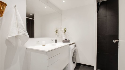 Lejlighed Lys 3 værelses bolig orienteret mod dagssolen. Mange m2 for pengene! Flot udsigt til natur. Fransk altan.