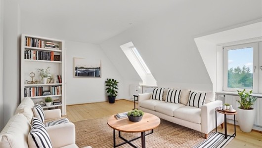 Lejlighed Lys 3-værelses taglejlighed med charmerende plankegulve og godt lysindfald – tæt på indkøb og bus Lejlighed Lys 3-værelses taglejlighed med charmerende plankegulve og godt lysindfald – tæt på indkøb og bus