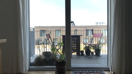 Værelse Nice sunny room with access to balcony