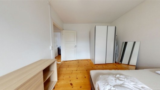 Lejlighed **Rummelig og møbleret lejlighed til virksomhedsudlejning nær Valbys centrale indkøbsområde** Kan kun lejes af en virksomhed.