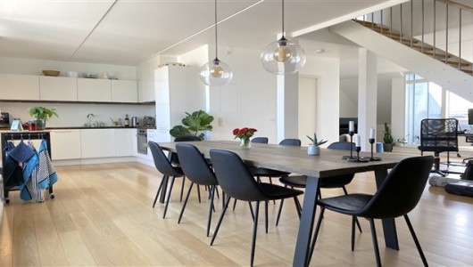 Lejlighed Skøn lys penthouse i to plan