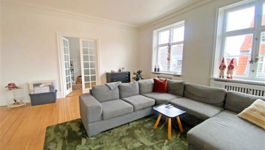 Lejlighed Stor, herskabelig hjørnelejlighed på gågaden i Hillerød