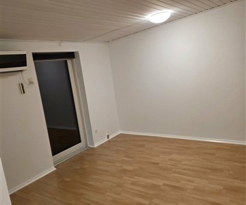 Lejlighed Til leje samlet 67 m2. Lille rækkehus på 37 m2 + 30 m2 forstue/kontor/vaskerum. For enlig eller par uden børn. 200 m2 have med terrasse 4850,- kr. Lejlighed Til leje samlet 67 m2. Lille rækkehus på 37 m2 + 30 m2 forstue/kontor/vaskerum. For enlig eller par uden børn. 200 m2 have med terrasse 4850,- kr.