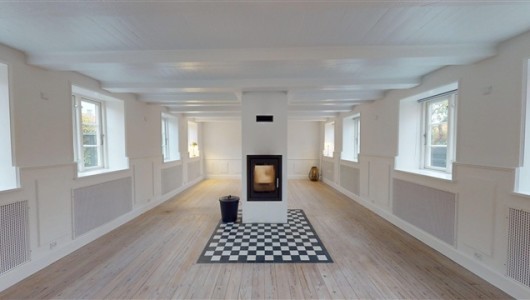 Hus/villa Velkommen til Strandgade – et charmerende hus beliggende midt i Dragørs historiske bykerne, hvor brostensbelagte gader, gule facader og maritim atmosfære skaber en helt unik ramme.