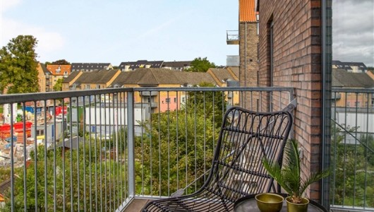 Lejlighed Flot 3-vær. bolig på 87 m2 på første sal. Gulvvarme og mulighed for p plads under bygningen. Depotrum i boligen