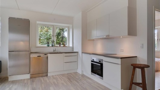 Lejlighed Lys 2-værelses bolig med solrig altan. Depotrum i kælderen, og tæt på indkøb og natur