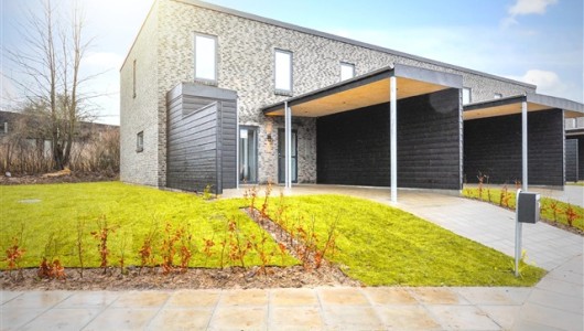 Hus/villa Moderne og indbydende bolig med terrasse, altan og carport