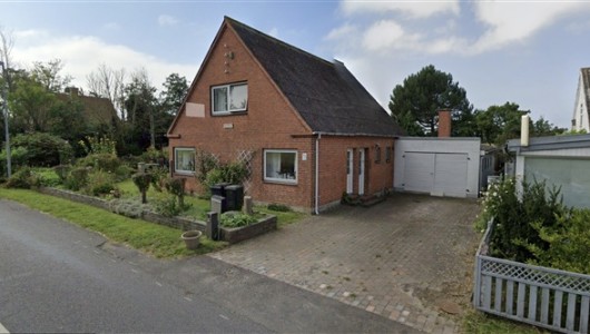 Hus/villa Rummelig rødstensvilla til leje