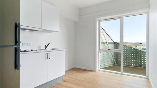 Lejlighed Skøn 2-værelses lejlighed med stort køkken og privat altan
