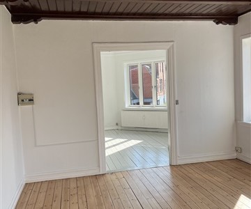 Lejlighed 2 vær. Centralt i Høng.