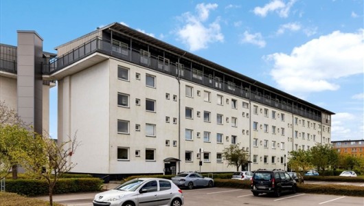 Lejlighed Attraktiv lejlighed på 4. sal med stor altan og elevator. Lejlighed Attraktiv lejlighed på 4. sal med stor altan og elevator.