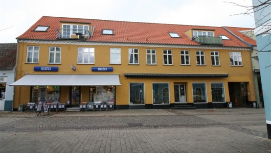 Lejlighed Attraktiv lejlighed på 84 kvm beliggende centralt men uforstyrret på Algade i Nykøbing