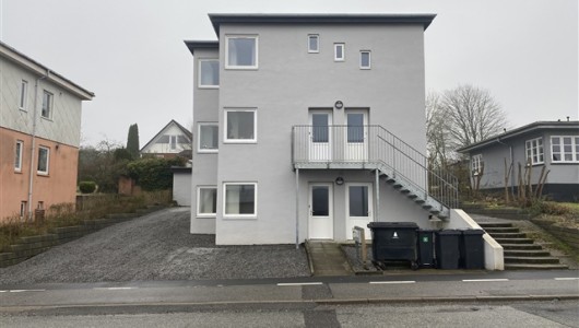 Lejlighed Flot og nyistandsat 3-værelses lejlighed på 91 m² beliggende på 1. sal.