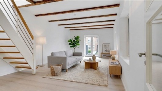 Lejlighed Lys 2-værelses med hems og terrasse – 88 m2 med synlige bjælker og parkering