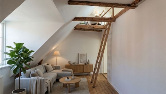 Lejlighed Lys 2-værelses taglejlighed på 46 m2 med hems og synlige bjælker