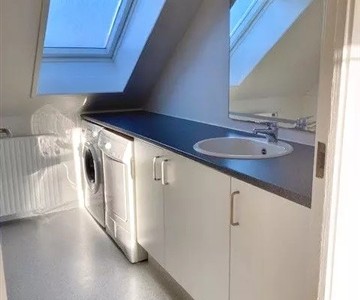 Lejlighed Lys 2-værelses taglejlighed på 51 m2 med synlige bjælker og egen vaskemaskine og tørretumbler