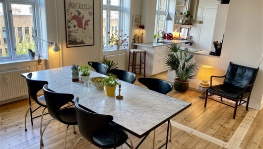 Lejlighed Lys lejlighed med to værelser samt stort køkken-alrum udlejes 1-2 år